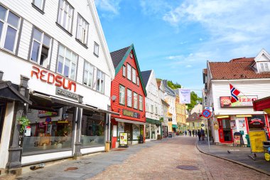 Bergen, Norveç - 20 Mayıs 2022: Bergen 'in merkezinde geleneksel ahşap evleri, kafeleri ve dükkanları olan eski cadde