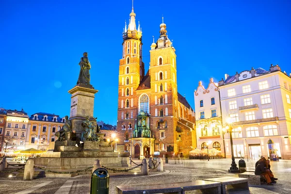 St. Mary Bazilikası, Krakow, Polonya 'da alacakaranlıkta.