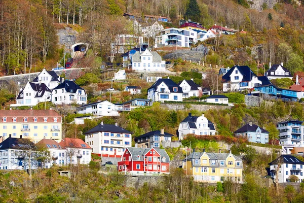 ノルウェーのベルゲンにある山の上の伝統的な家 — ストック写真