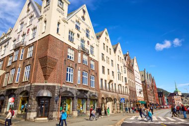 Bergen, Norveç - Haziran 05, 2022: Geleneksel evleri ve turistleri olan tarihi Bryggen Caddesi