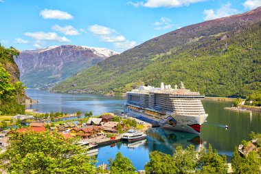 Ünlü Flam, Aurlandsfjord 'da, Sognefjord, Norveç' in bir parçası olan bir yolcu gemisinde