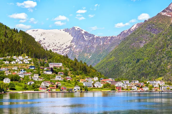 Norveç Sognefjord Kuzey Kıyısındaki Balestrand Köyü — Stok fotoğraf