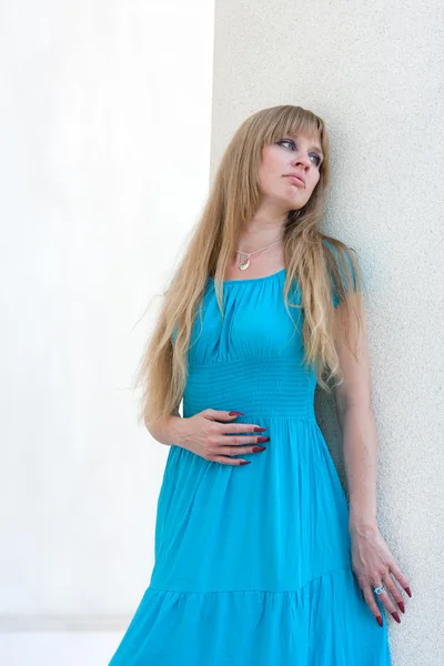 The woman and columns — Stock Photo, Image