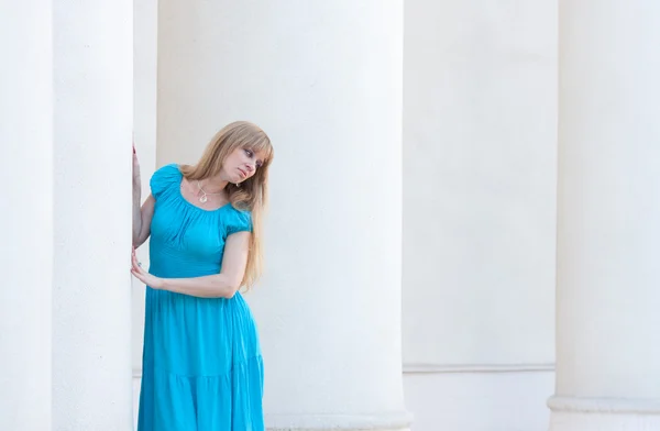 The woman clung to a column — Stock Photo, Image