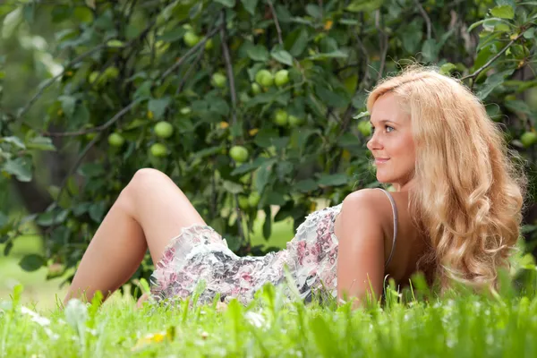 Die Frau liegt auf einem Gras — Stockfoto