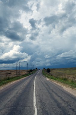 yol ve fırtına gökyüzü