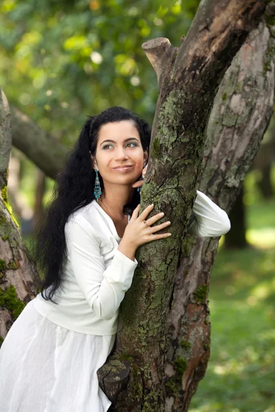 A menina aninha-se em uma árvore — Fotografia de Stock