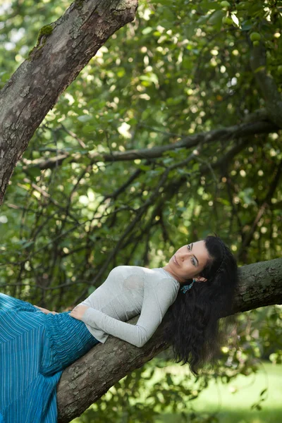 Das Mädchen liegt auf einem Baum — Stockfoto