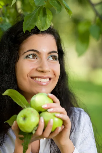 A menina com maçãs sorri — Fotografia de Stock