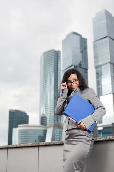 La femme d'affaires corrige les lunettes — Photo