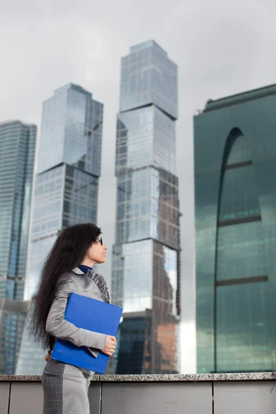 The business woman looks upwards — Stock Photo, Image