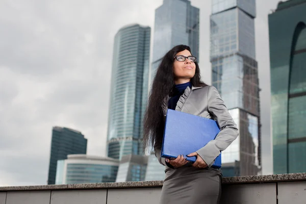 The business woman looks upwards — Stock Photo, Image