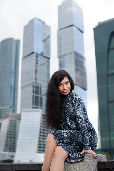 The girl against skyscrapers — Stock Photo, Image