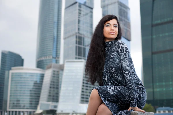 The girl against skyscrapers — Stock Photo, Image