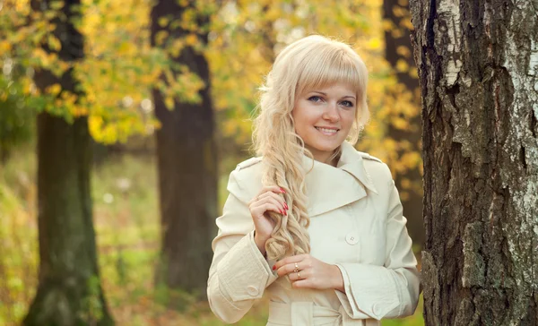 The beautiful girl in autumn park — Stock Photo, Image
