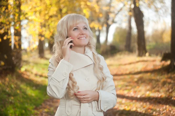 Het meisje spreekt aan de telefoon — Stockfoto