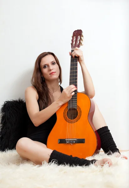 Die junge Frau und die Gitarre — Stockfoto