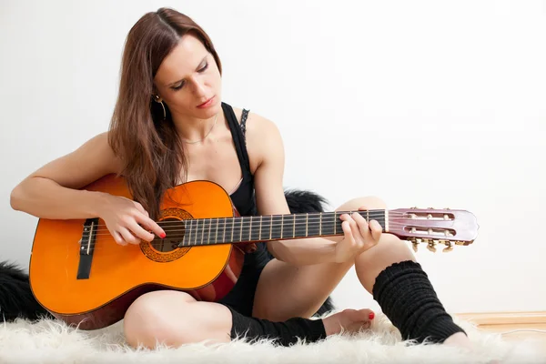 Die junge Frau und die Gitarre — Stockfoto