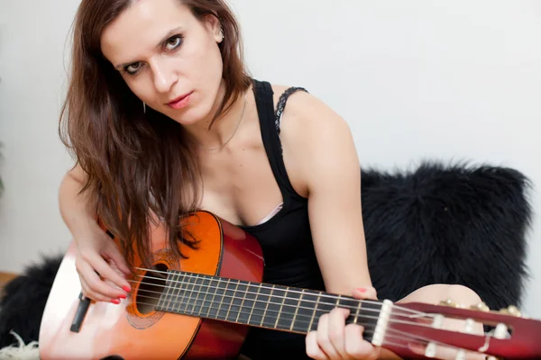 Die junge Frau und die Gitarre — Stockfoto