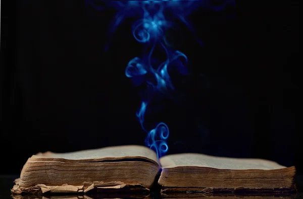 L'antico libro magico — Foto Stock