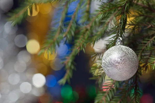 毛皮木の枝に新年の球 — ストック写真