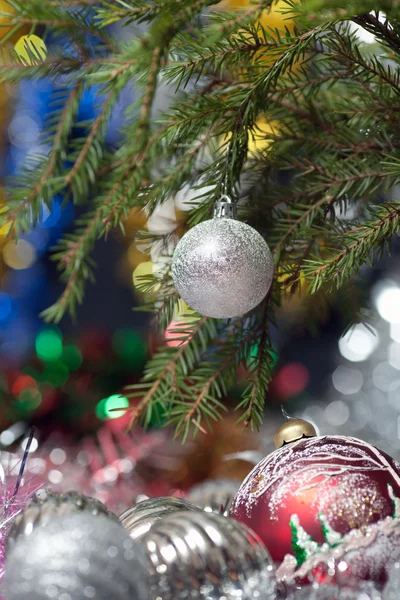 Tak van een fir-tree en van het Nieuwjaar ballen — Stockfoto