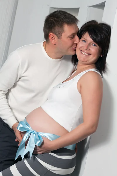 L'homme embrasse la femme enceinte — Photo