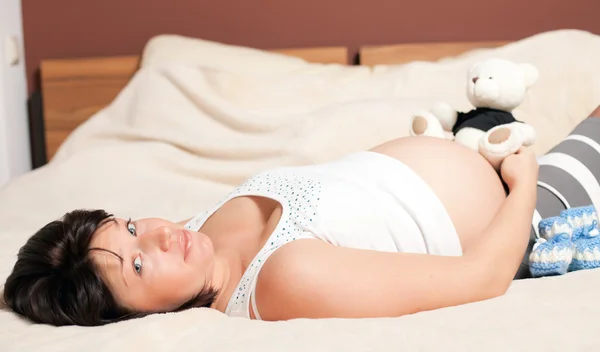 The pregnant woman and teddy bear — Stock Photo, Image