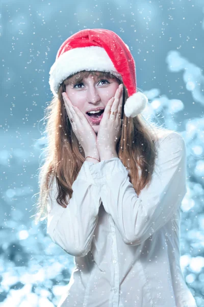 Het verrast vrouw in een New Year's cap — Stockfoto