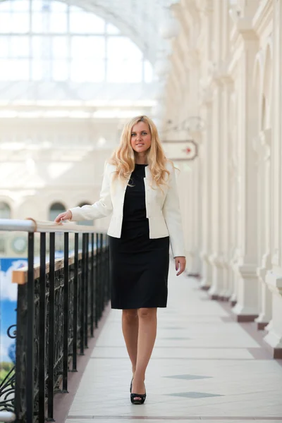 Business woman in a shopping center — Stock Photo, Image