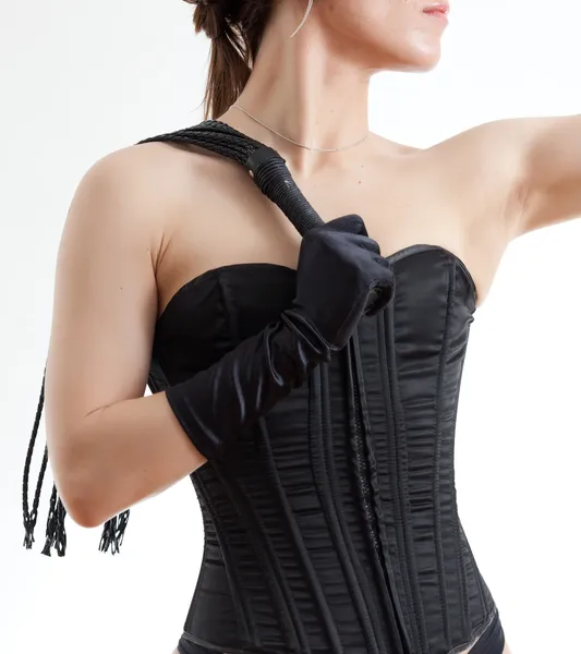 Femme dans un corset et fouet — Photo