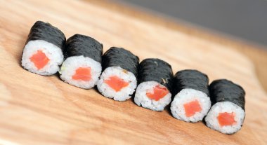 ahşap tahta üzerinde rulo