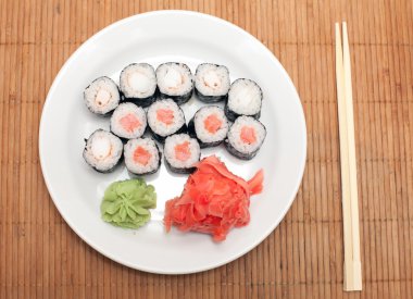 Tabakta yuvarlanıyor.