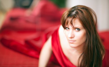 Kadın kanepede yatıyor.