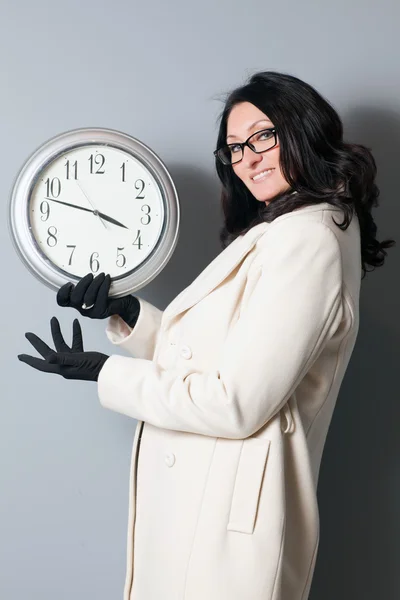 Mulher segurando um relógio — Fotografia de Stock