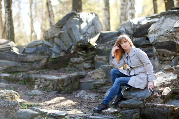 Mulher sentada nas rochas — Fotografia de Stock