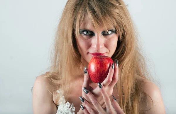 Retrato de una mujer con una manzana —  Fotos de Stock