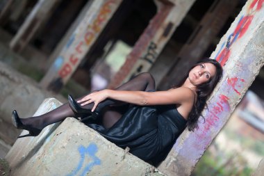 terkedilmiş bir fabrikada oturan kadın