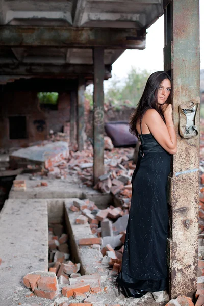 Nő egy elhagyott gyárban — Stock Fotó