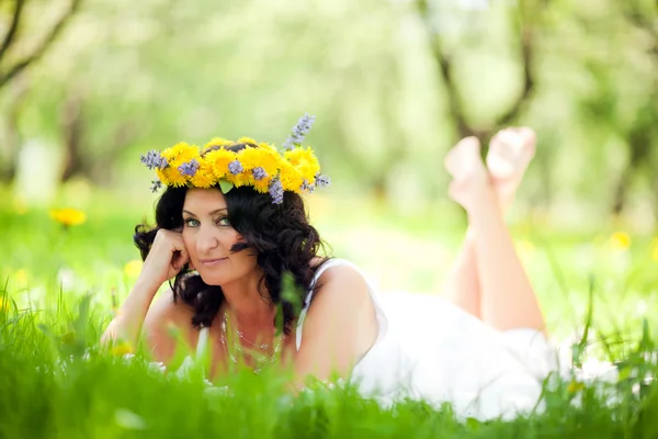 Femme sur l'herbe dans le parc — Photo