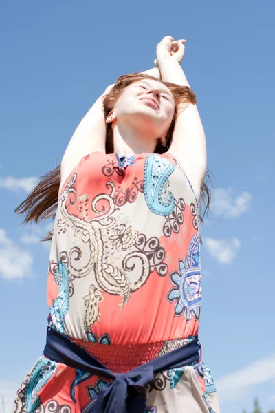 Woman with arms raised — Stock Photo, Image