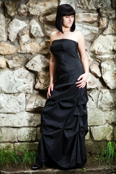 Mujer en un vestido negro —  Fotos de Stock