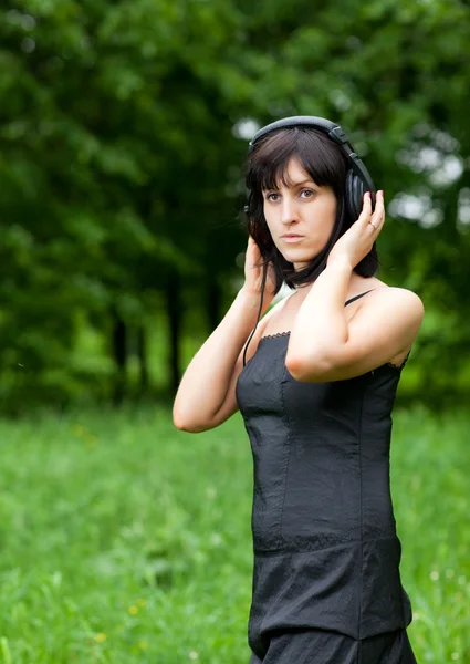 A young woman wearing headphones — Stock Photo, Image