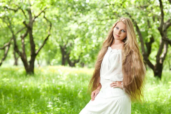 Menina com cabelo comprido — Fotografia de Stock