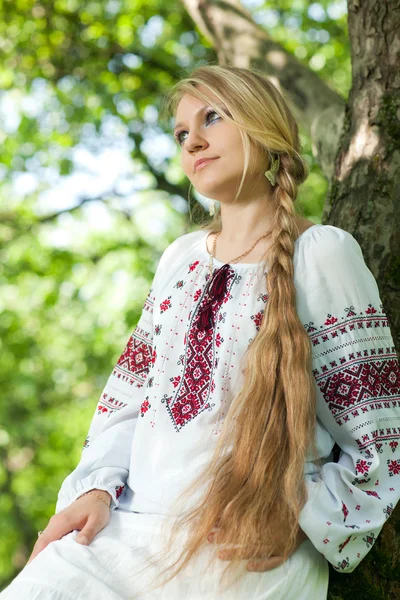 Girl near the tree — Stock Photo, Image