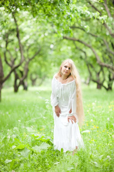 Girl in the apple orchard — Stock Photo, Image