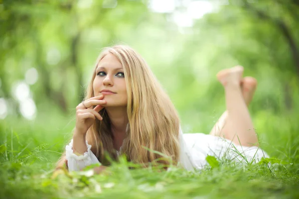 Drömmar om en flicka som ligger på gräset — Stockfoto