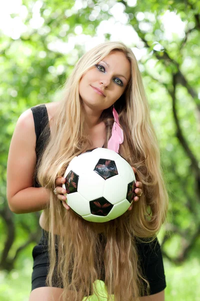 Menina segurando uma bola — Fotografia de Stock