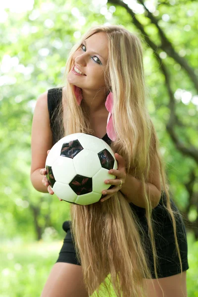 Mujer sosteniendo una pelota — Foto de Stock