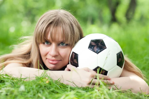 Mulher e uma bola de futebol — Fotografia de Stock